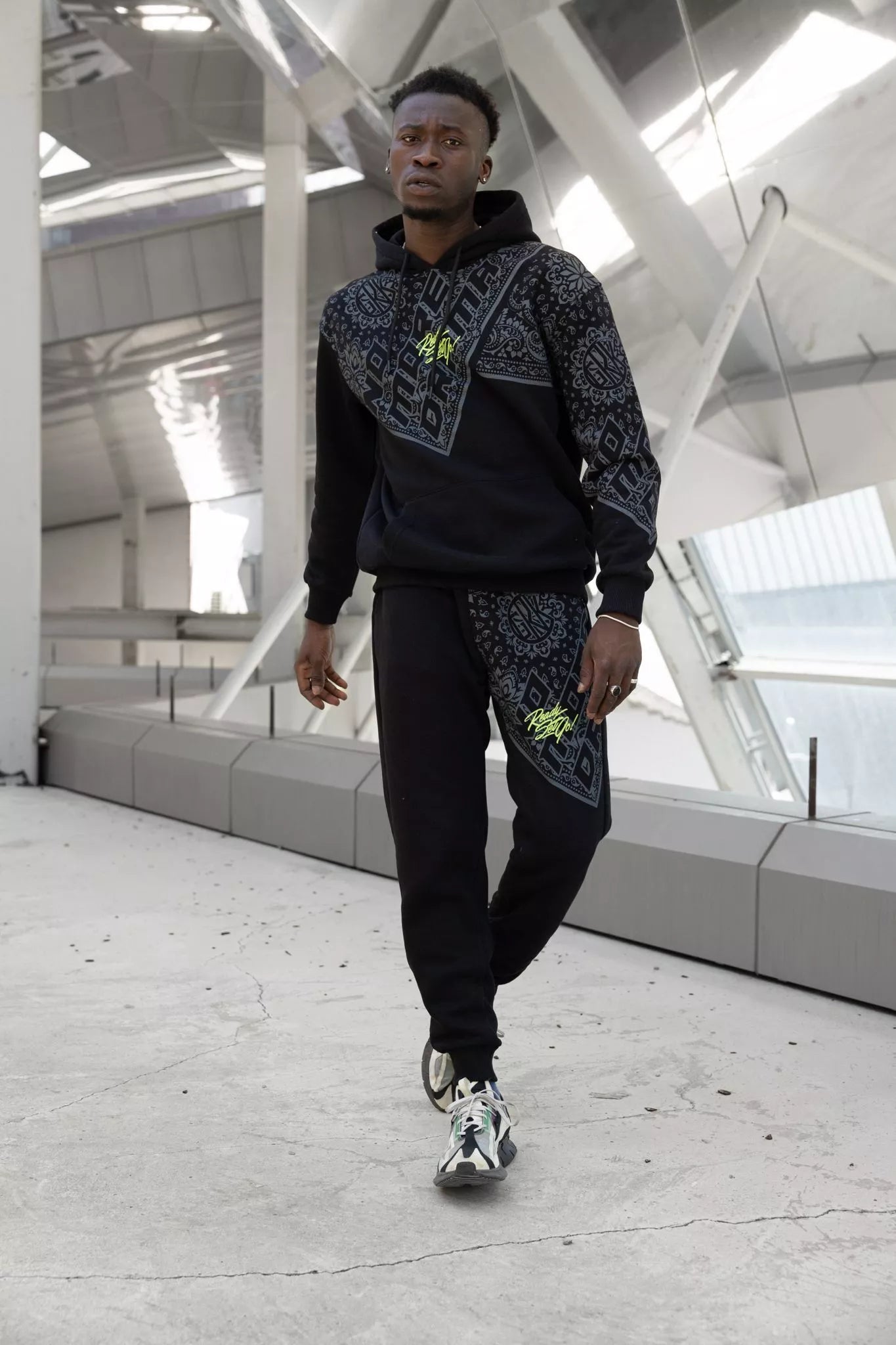 Melns vīriešu brīvā laika uzvalks Margis