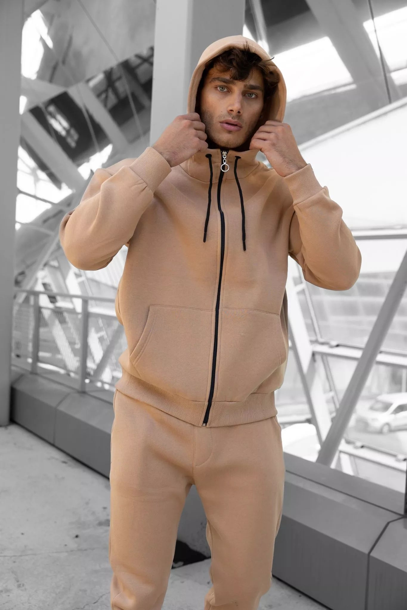 Gaiši brūns komplekts ar kapuci Zipos