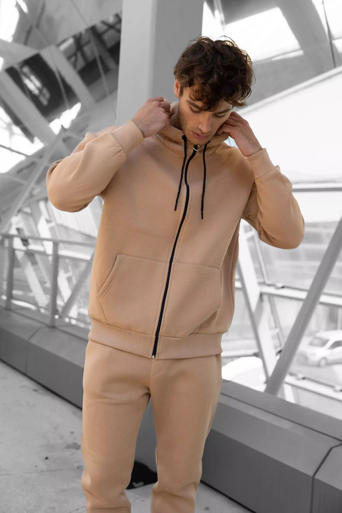 Gaiši brūns komplekts ar kapuci Zipos