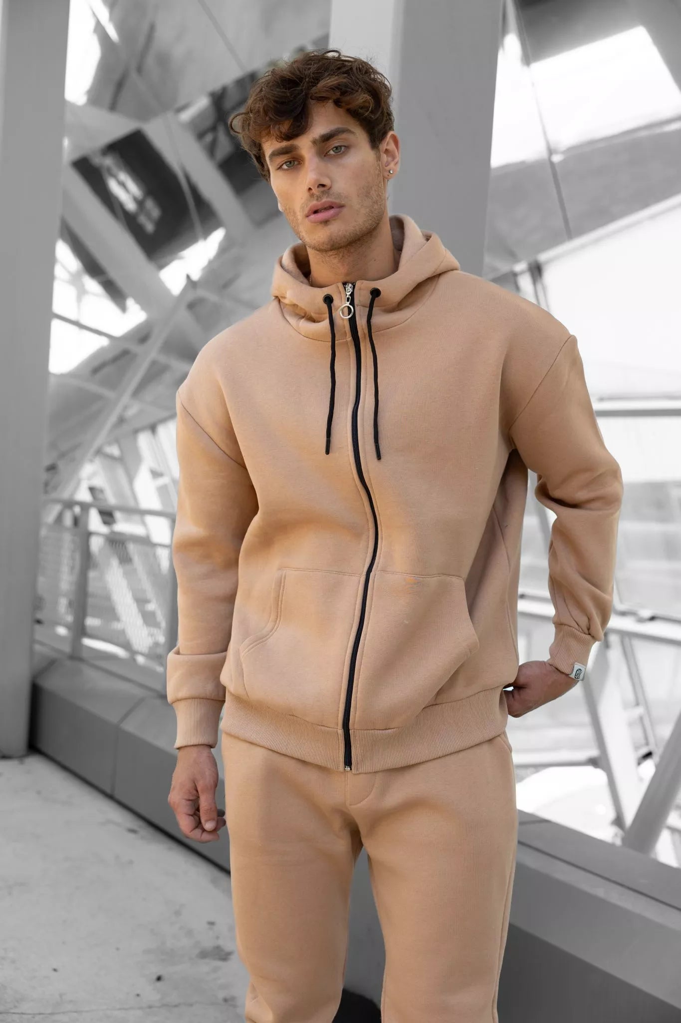 Gaiši brūns komplekts ar kapuci Zipos