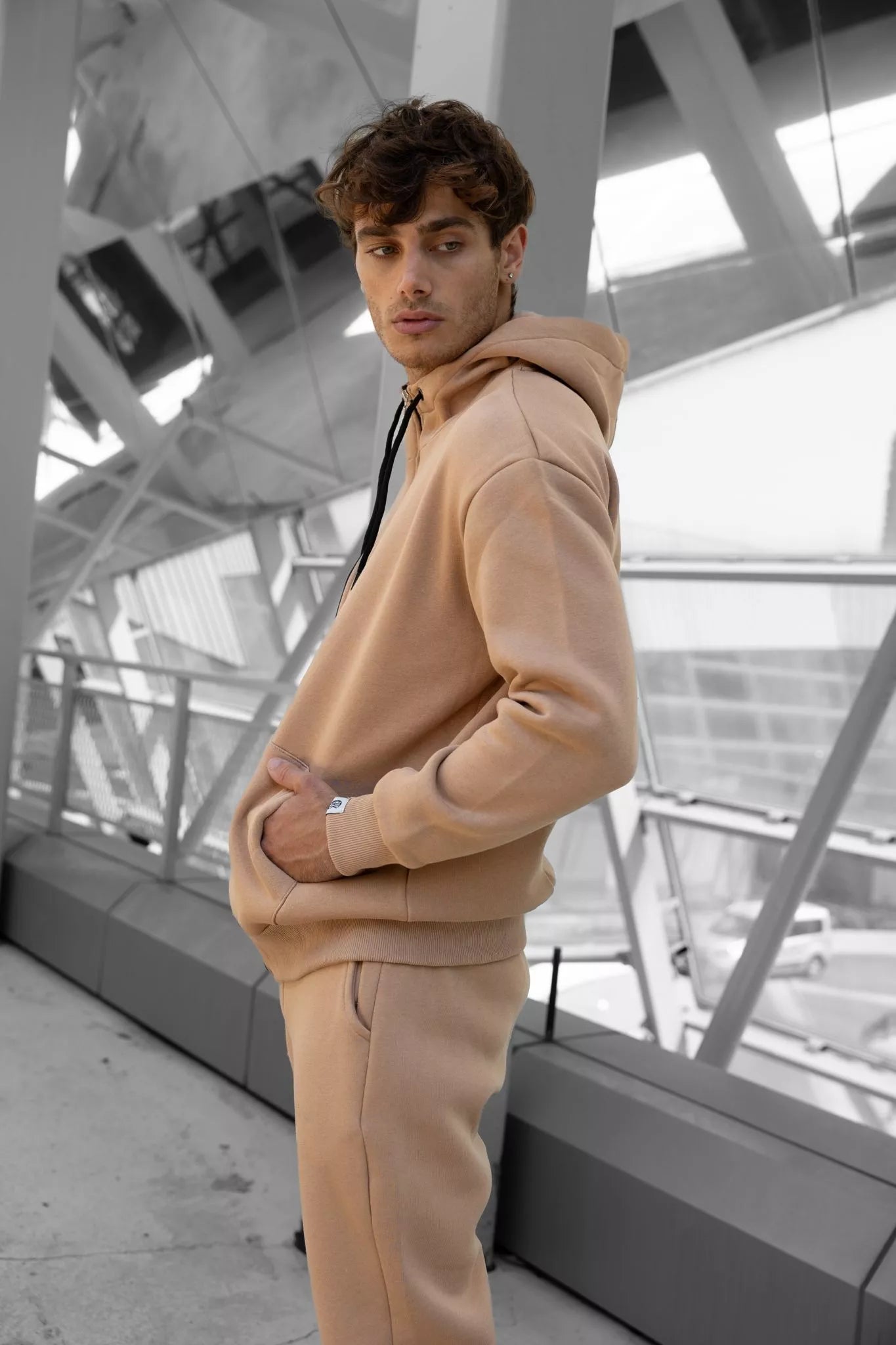 Gaiši brūns komplekts ar kapuci Zipos