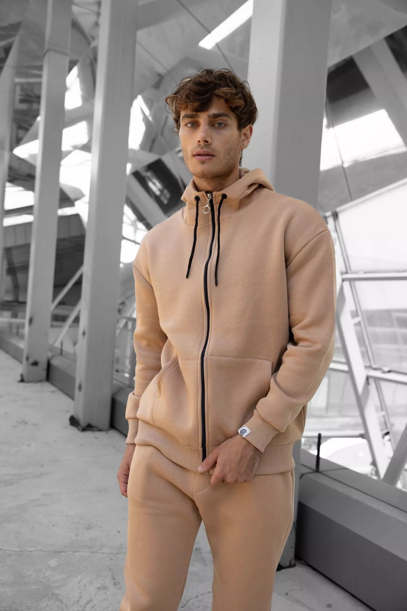 Gaiši brūns komplekts ar kapuci Zipos