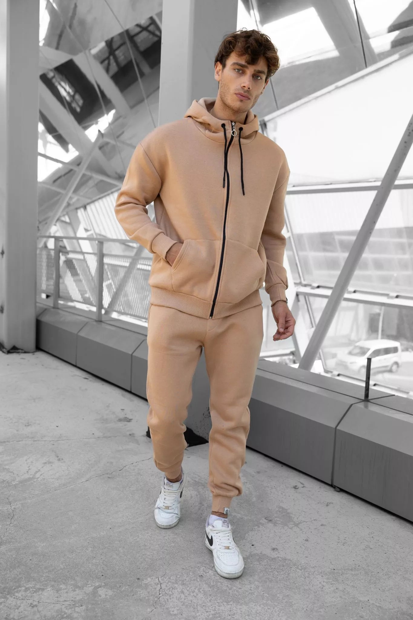 Gaiši brūns komplekts ar kapuci Zipos