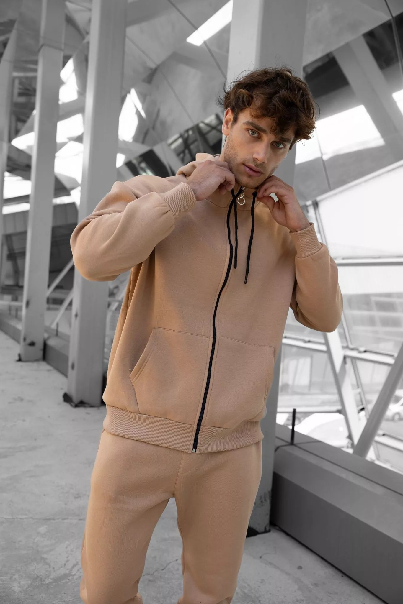 Gaiši brūns komplekts ar kapuci Zipos