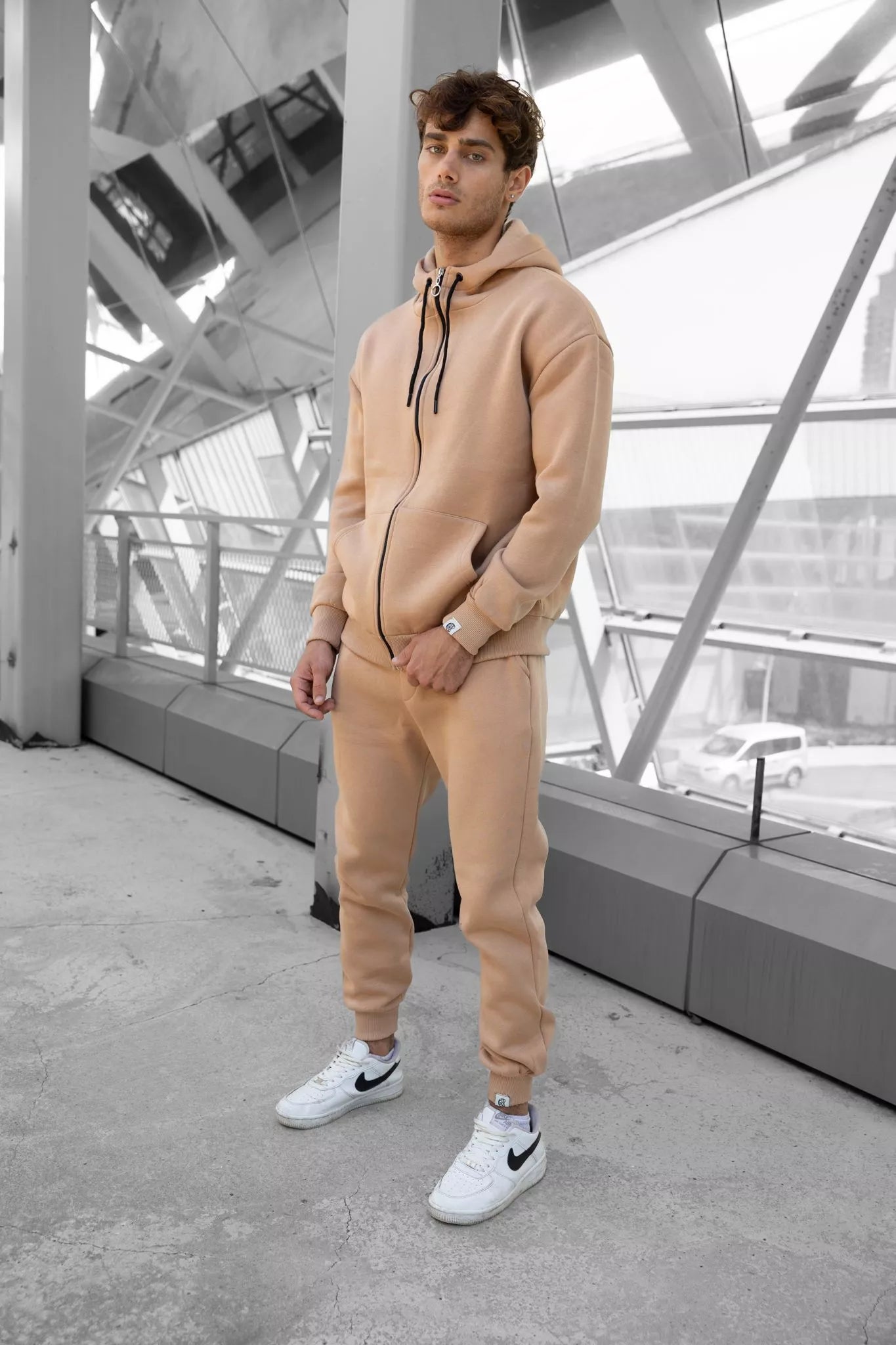 Gaiši brūns komplekts ar kapuci Zipos