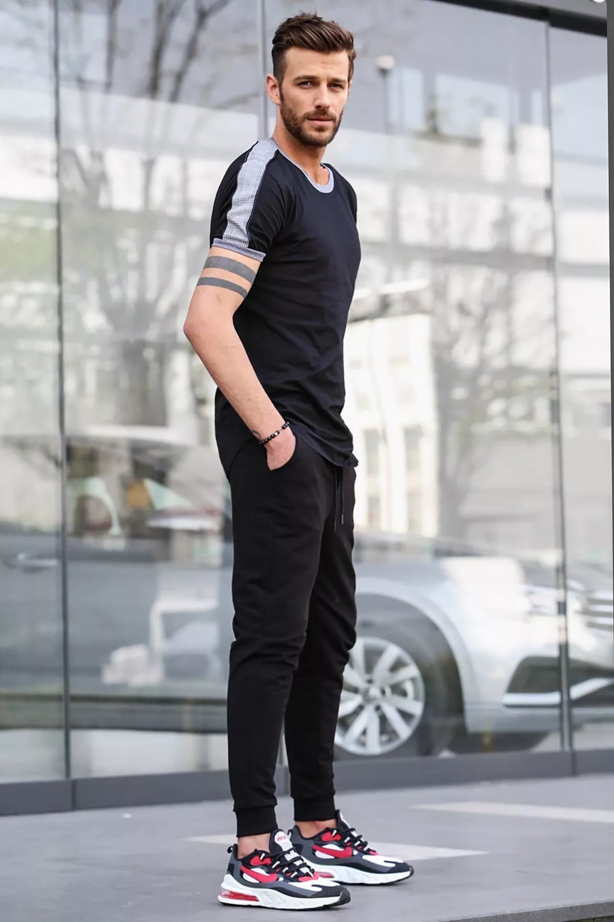 Melns vīriešu uzvalks Guga