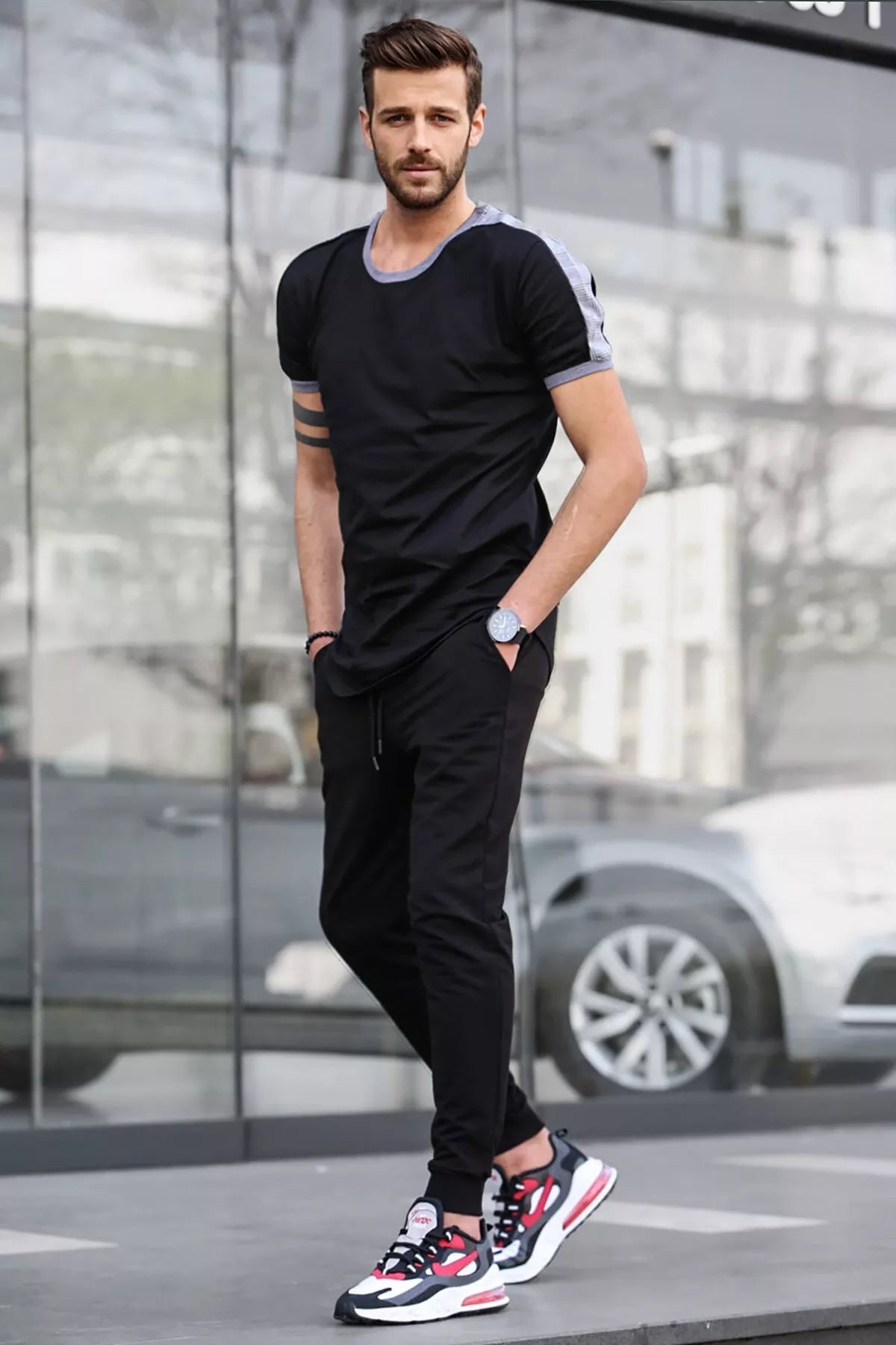 Melns vīriešu uzvalks Guga