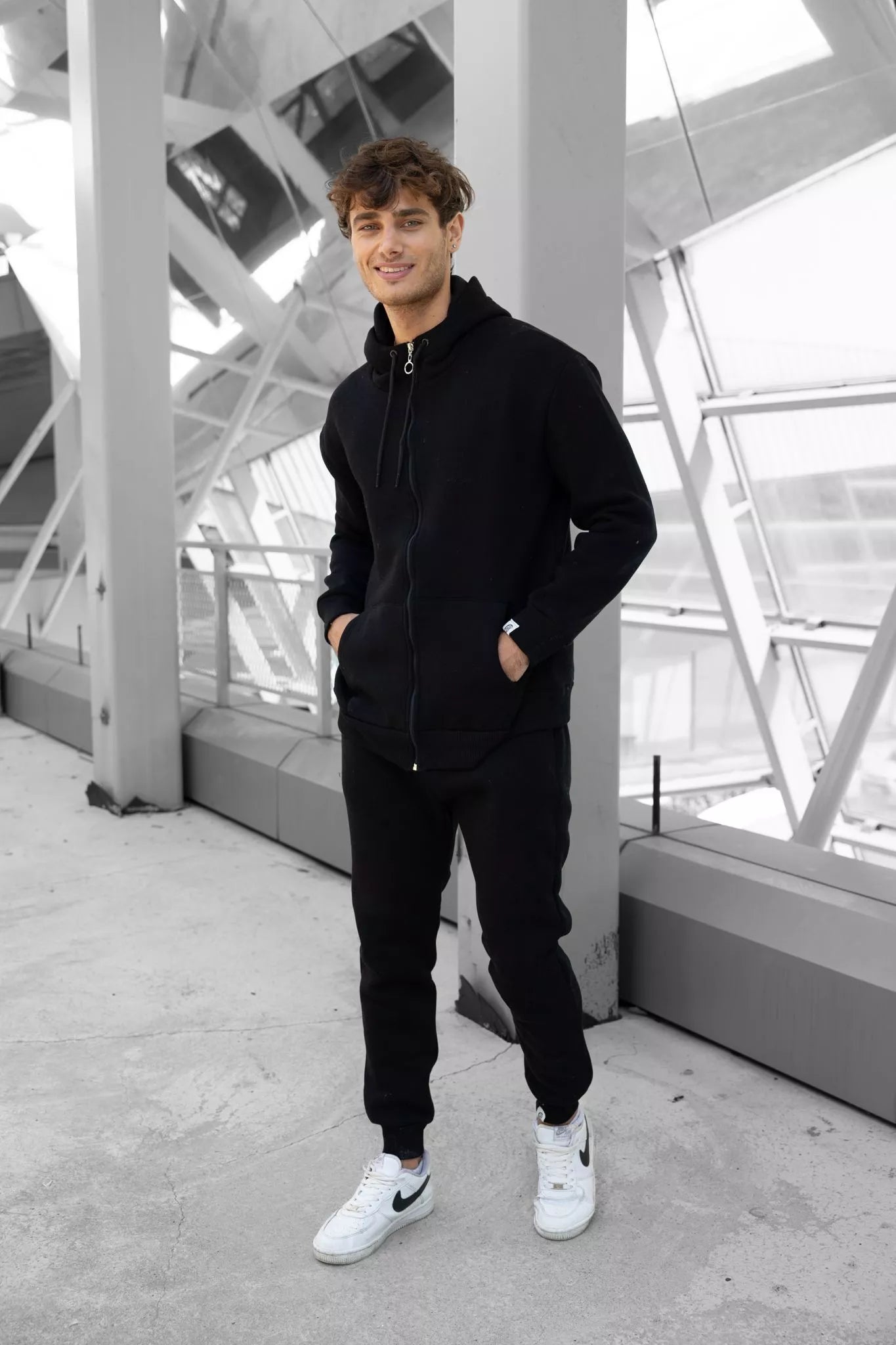 Melns vīriešu komplekts ar kapuci Zipos