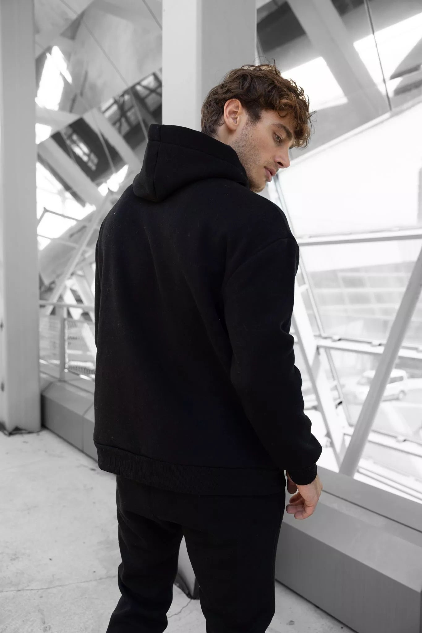 Melns vīriešu komplekts ar kapuci Zipos