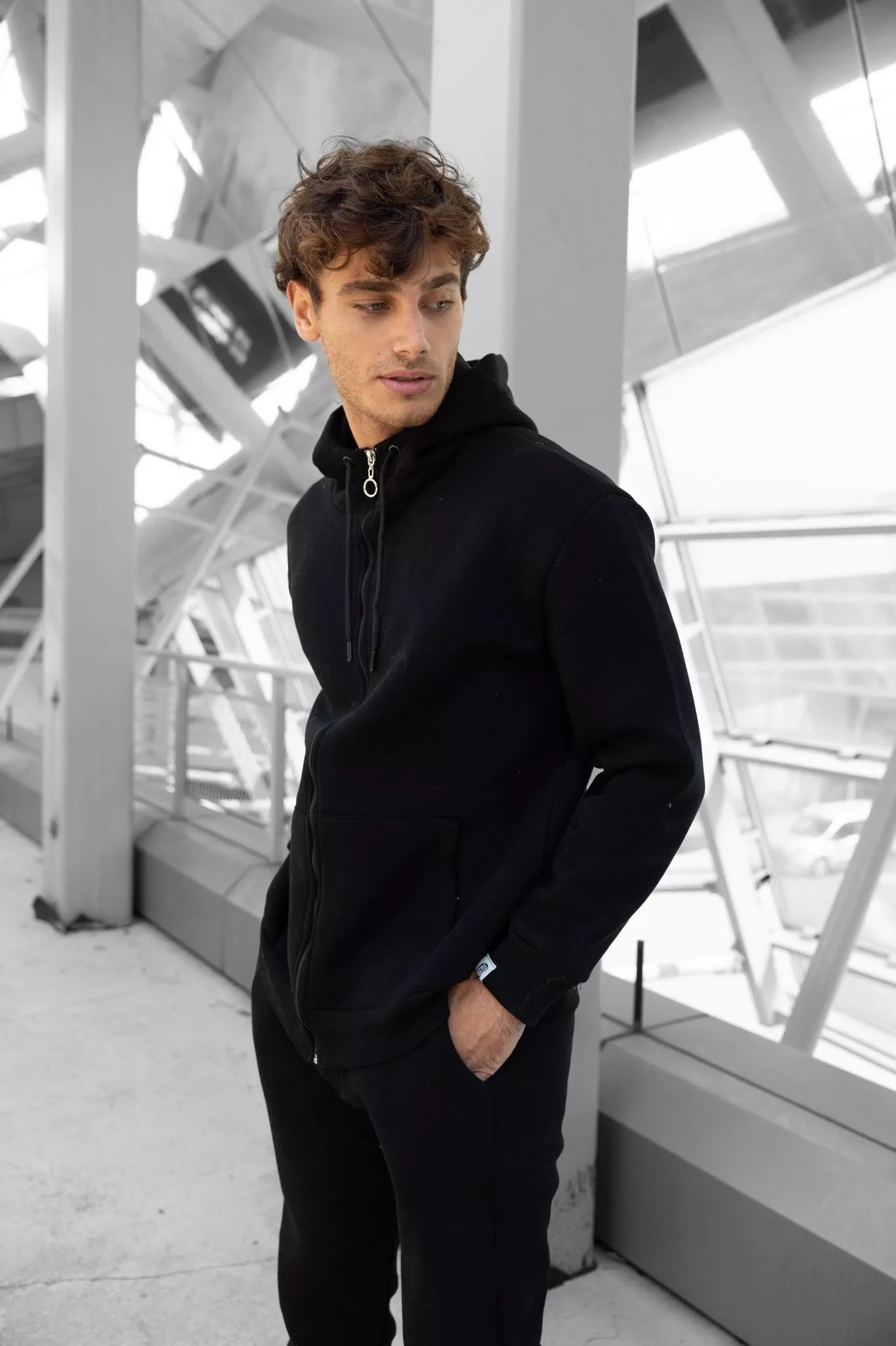 Melns vīriešu komplekts ar kapuci Zipos