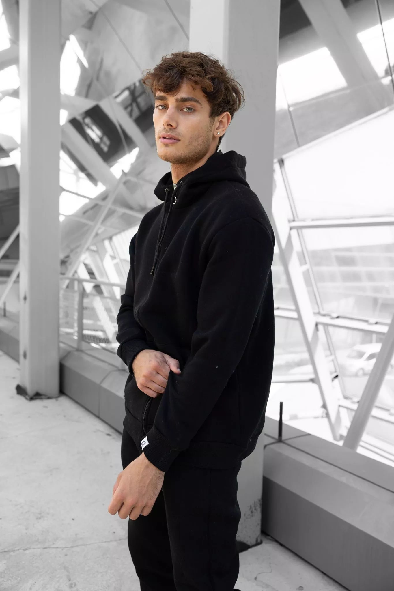 Melns vīriešu komplekts ar kapuci Zipos