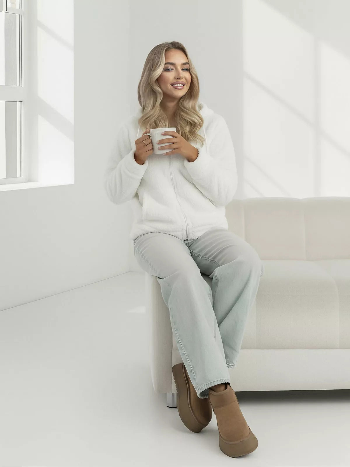 Sieviešu balta kapučjaka Mona