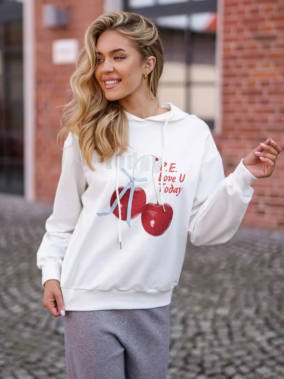 Sieviešu balts džemperis šodien