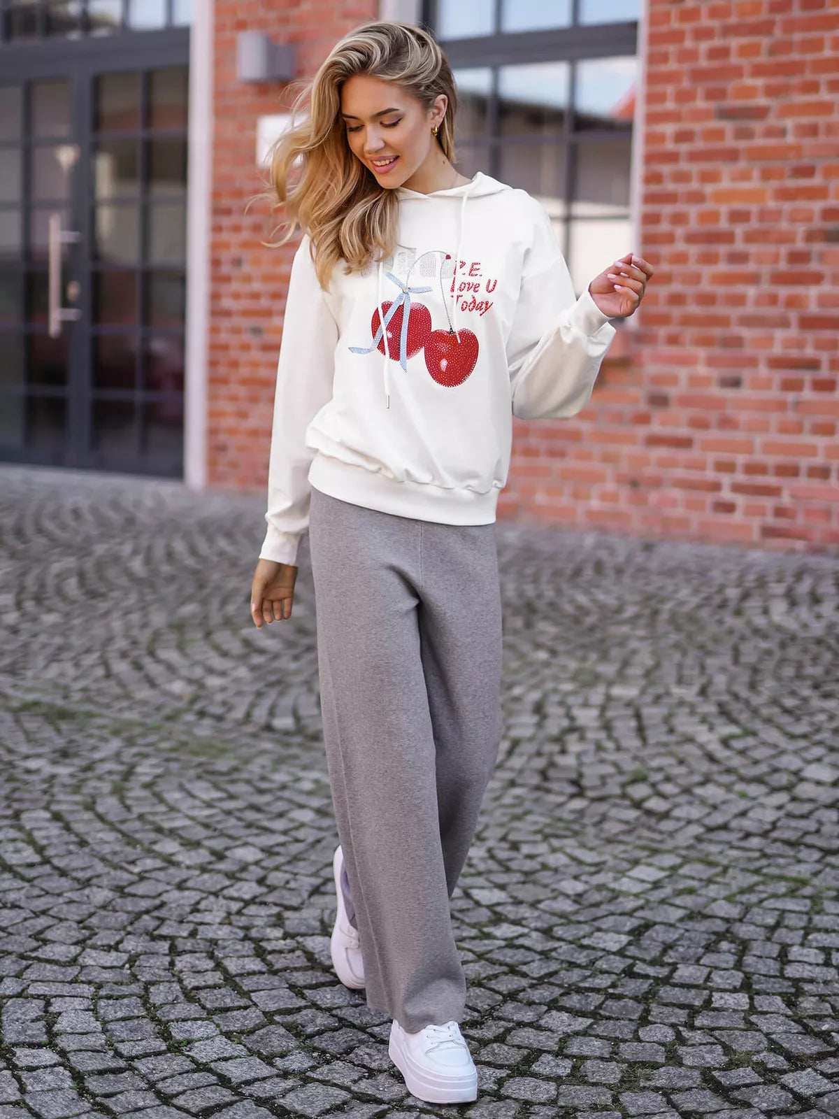 Sieviešu balts džemperis šodien