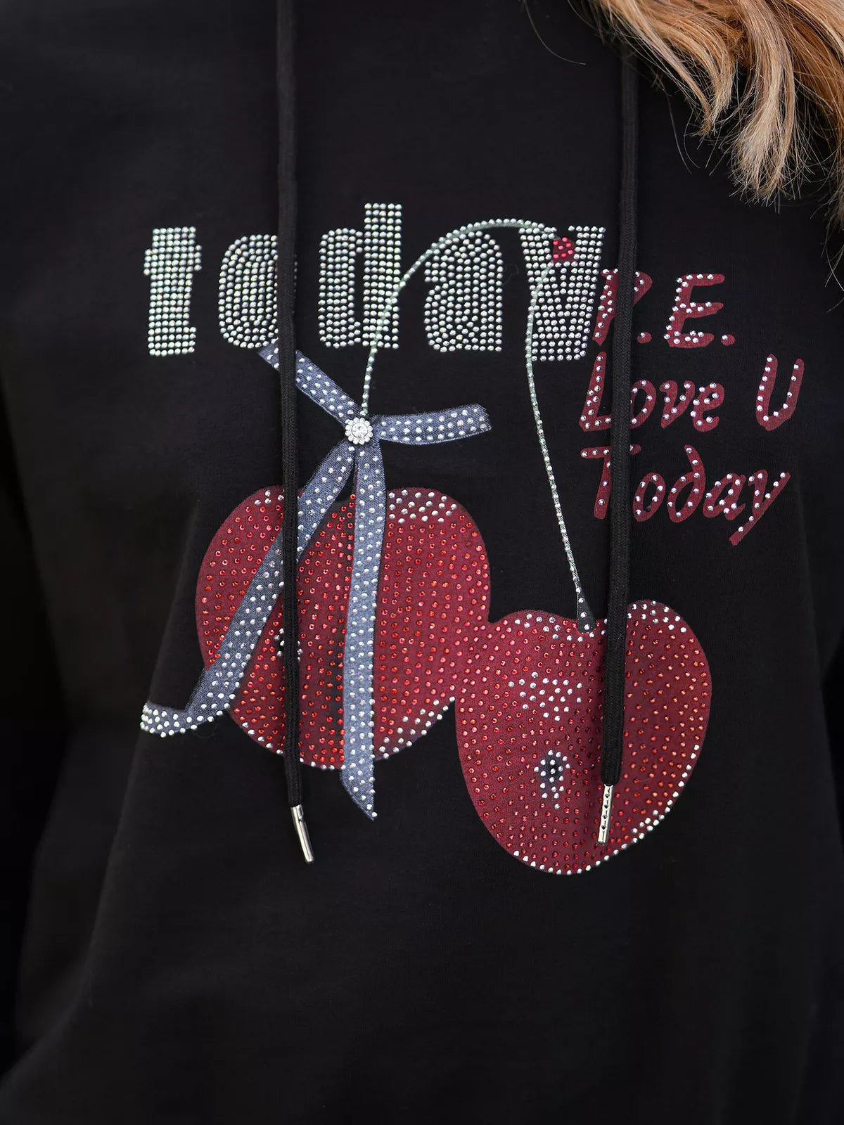 Sieviešu melns džemperis šodien