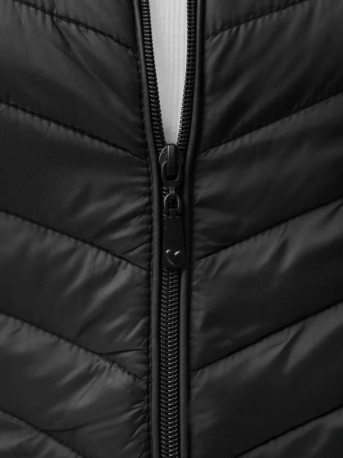 Sieviešu melna veste ar kapuci Percy