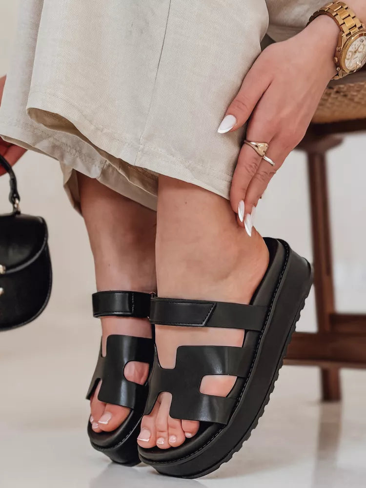 Sieviešu melnas iešļūcenes