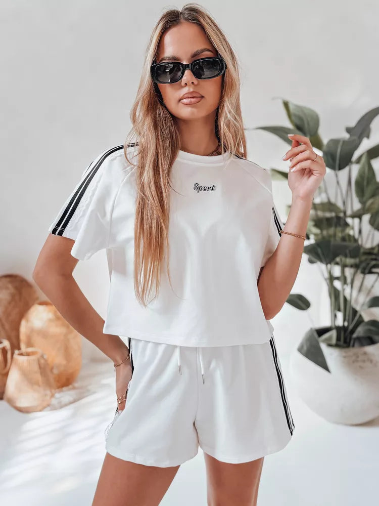 Sieviešu balts sporta komplekts.