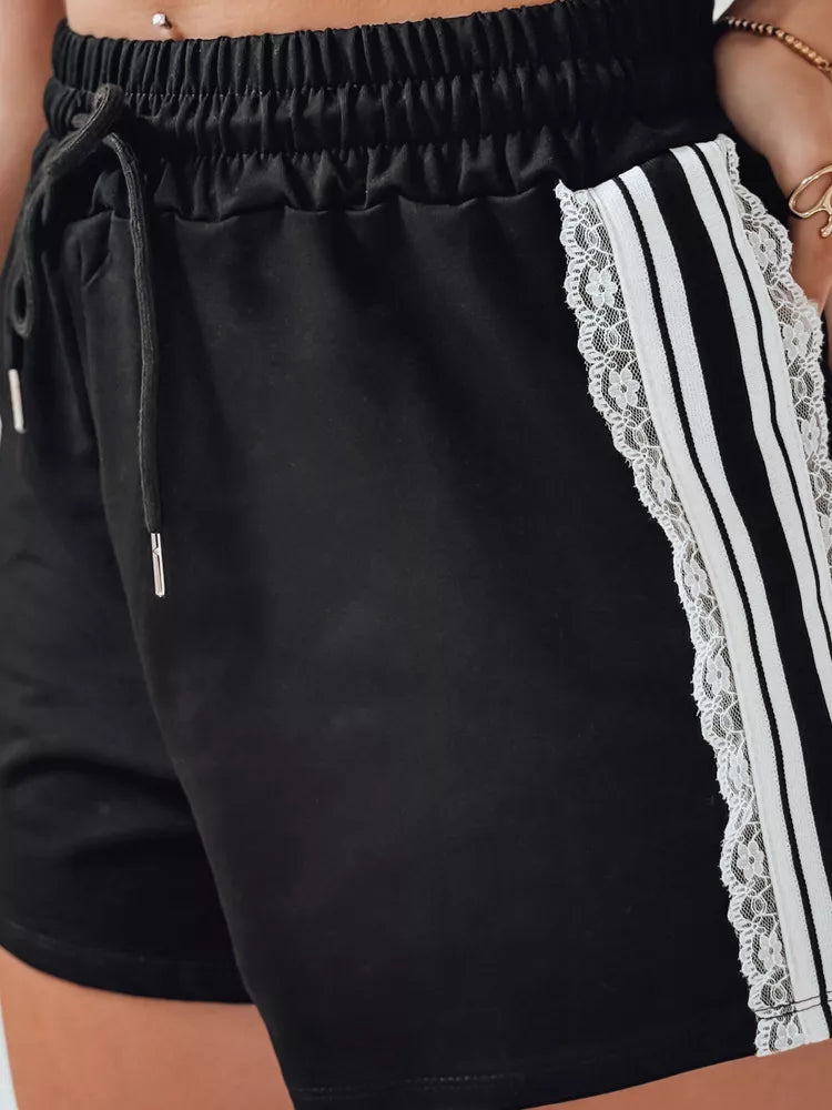 Sieviešu melns sporta komplekts.