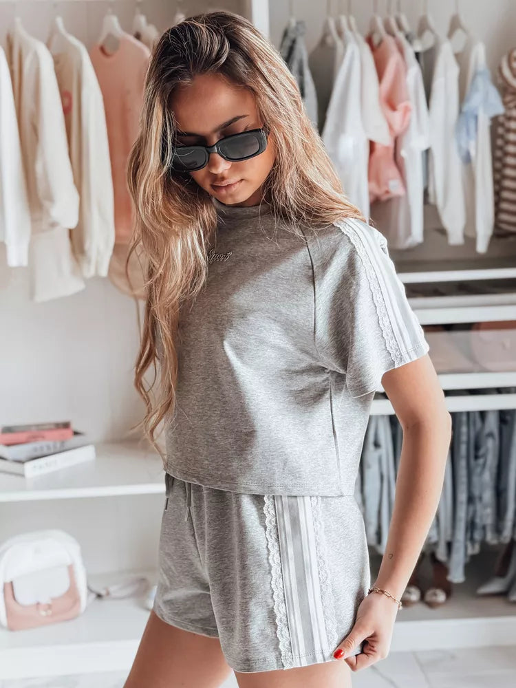 Sieviešu pelēks sporta komplekts.