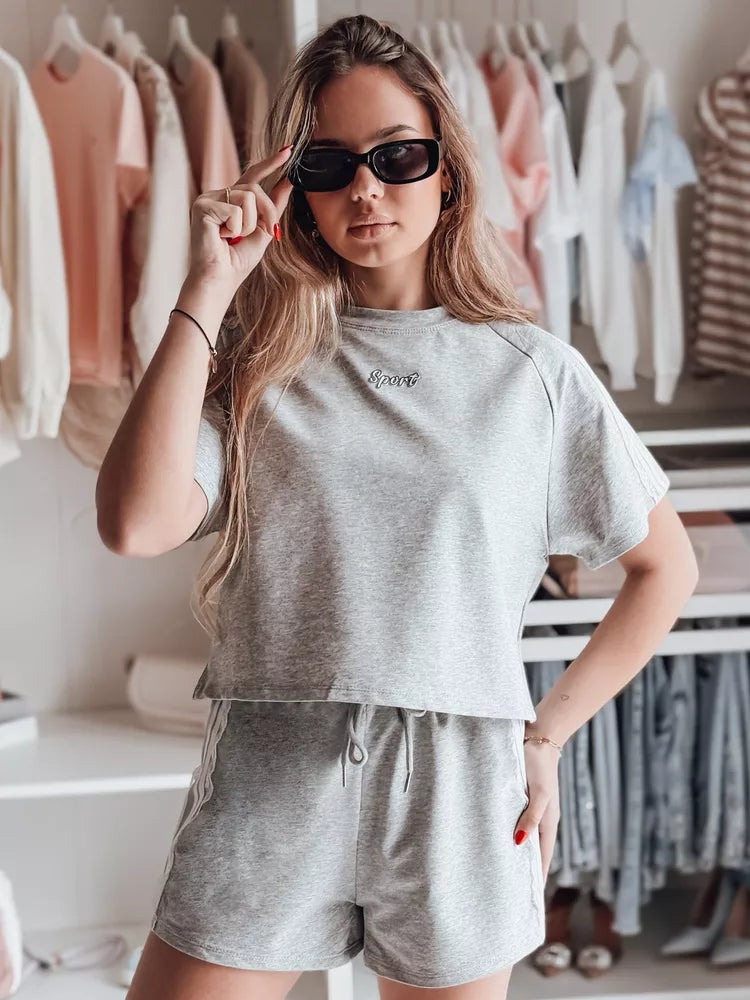 Sieviešu pelēks sporta komplekts.