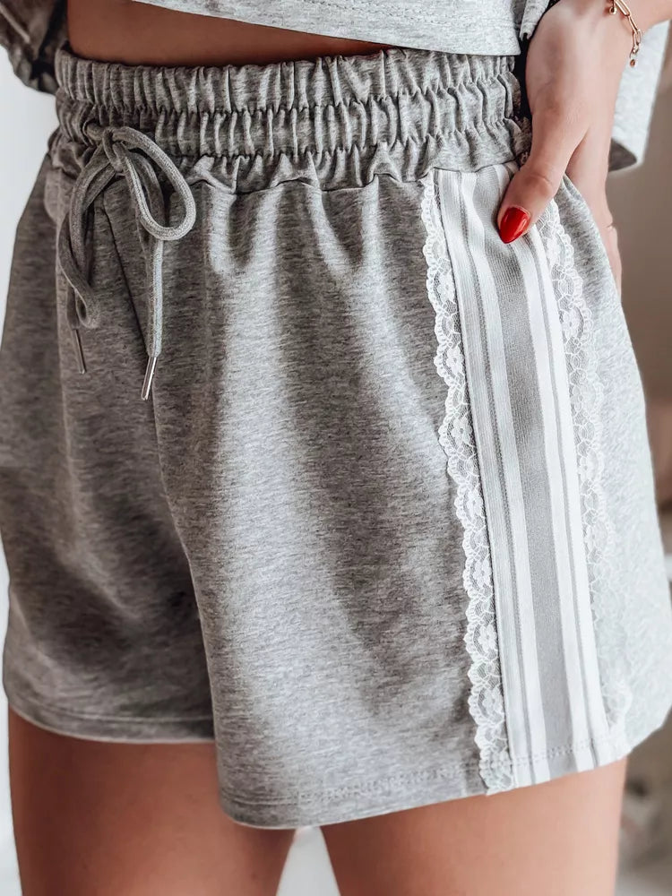 Sieviešu pelēks sporta komplekts.