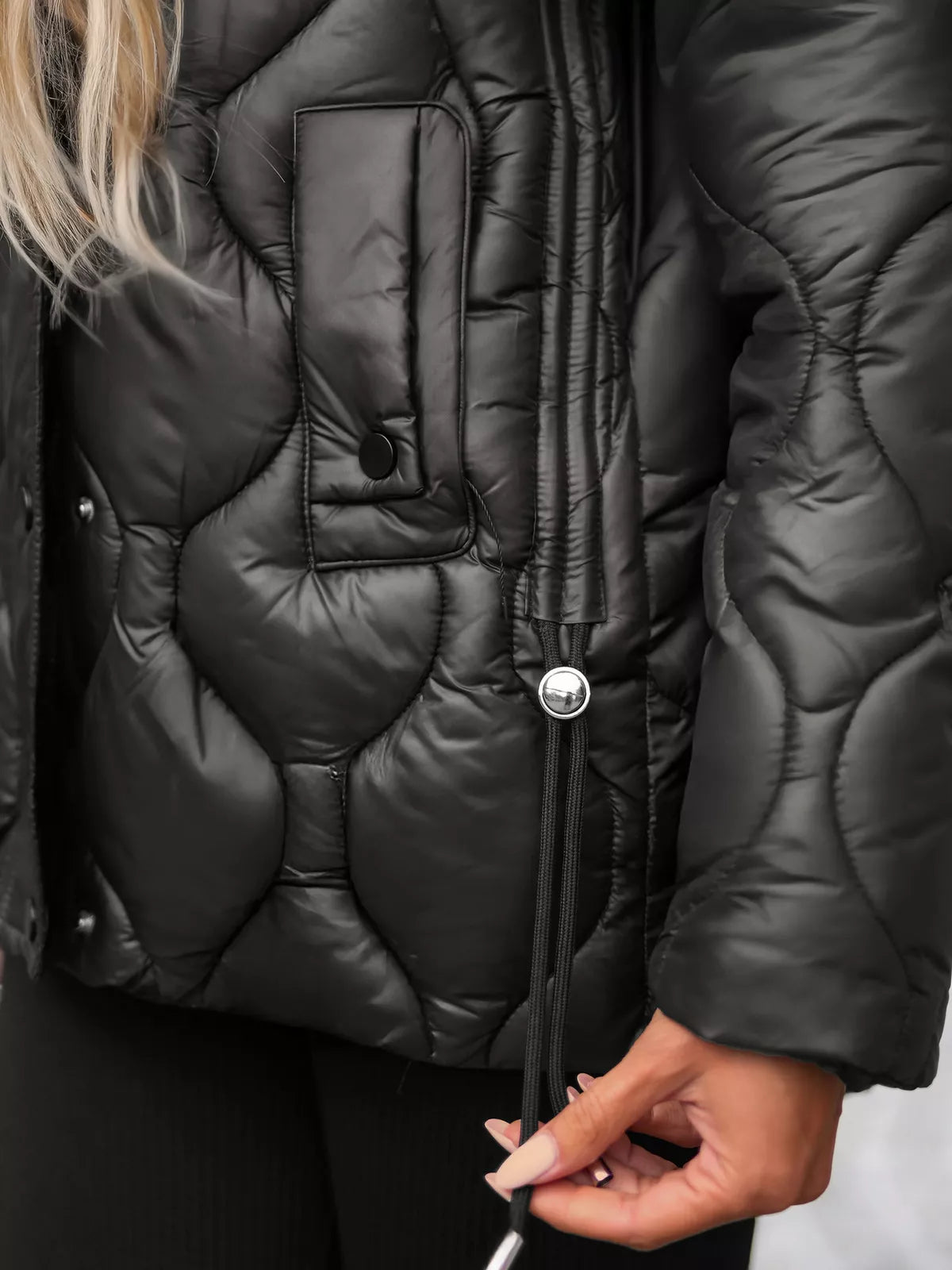 Sieviešu melna jaka ar brūnu kažokādu Mona