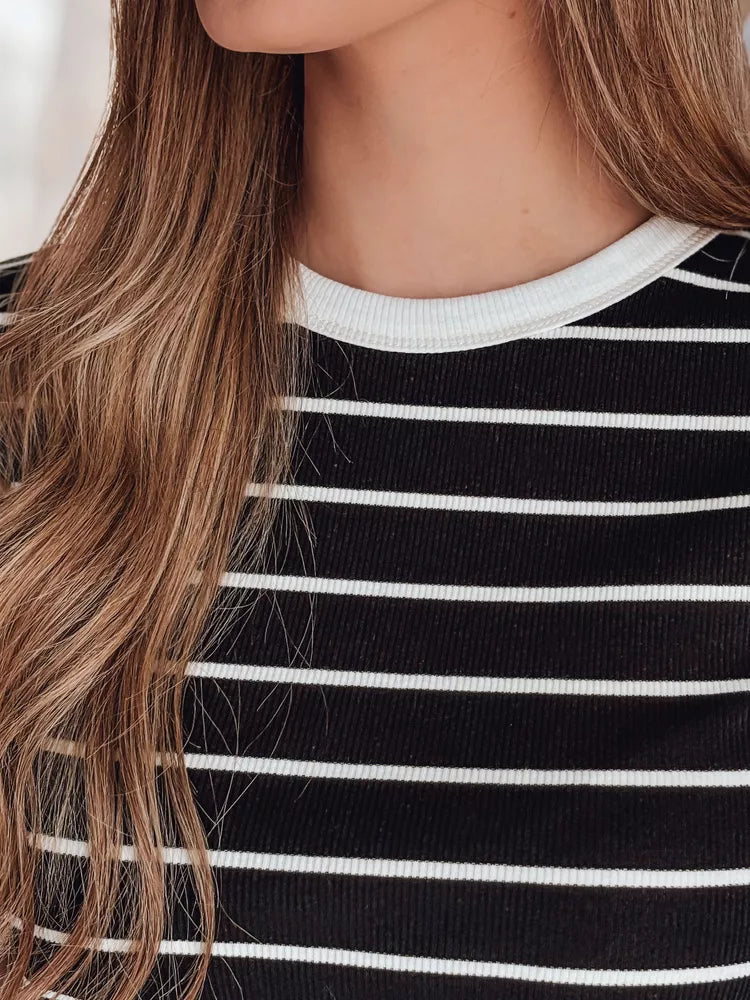 Sieviešu melns svītrains T-krekls Liness 