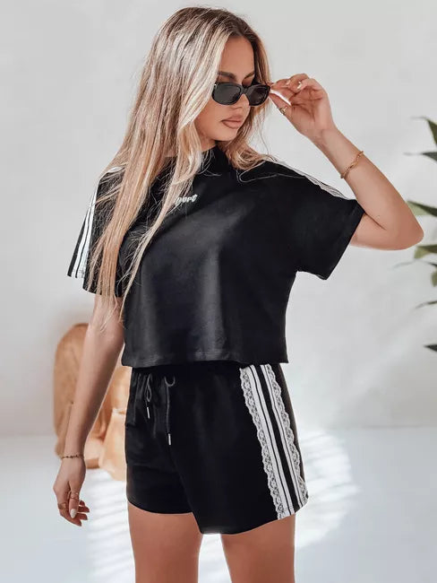 Sieviešu melns sporta komplekts.