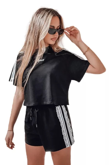 Sieviešu melns sporta komplekts.