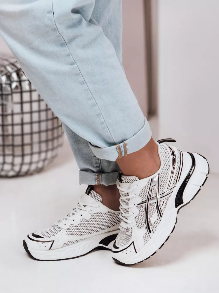 Sieviešu balti ikdienas apavi ar melnām detaļām Dinamic