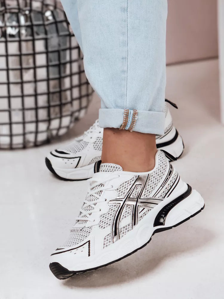 Sieviešu balti ikdienas apavi ar melnām detaļām Dinamic