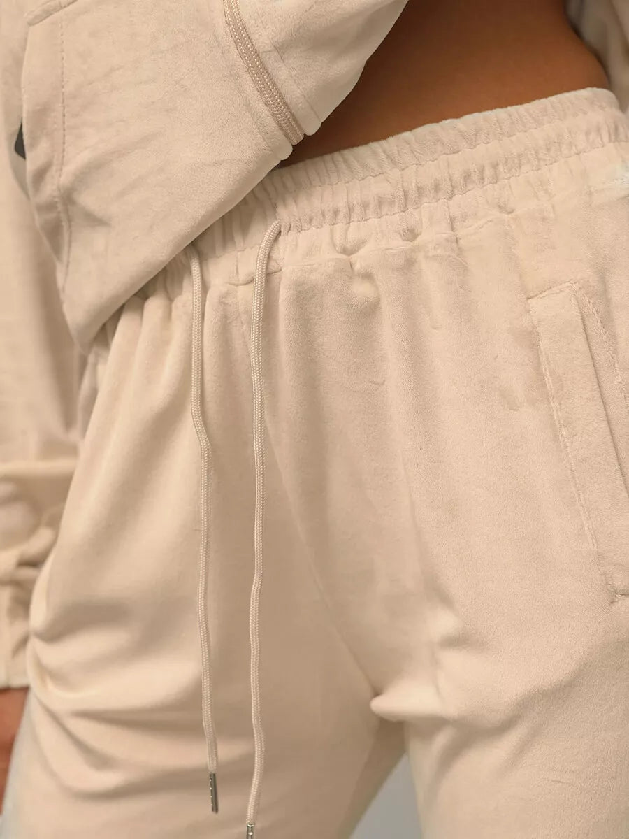 Sieviešu smilšu krāsas velūra komplekts Softi.