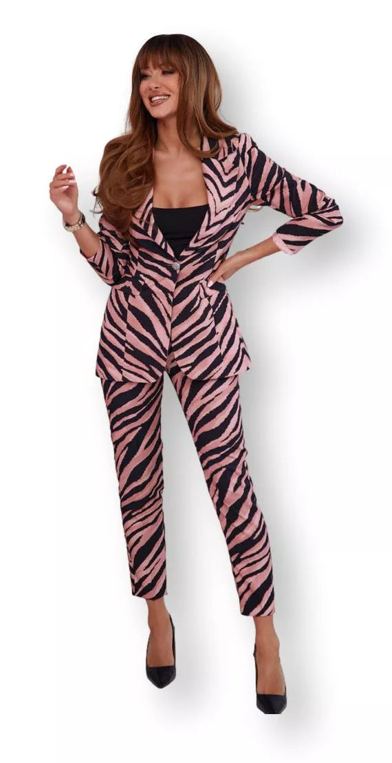 Sieviešu klasiskais uzvalks Sasodīts