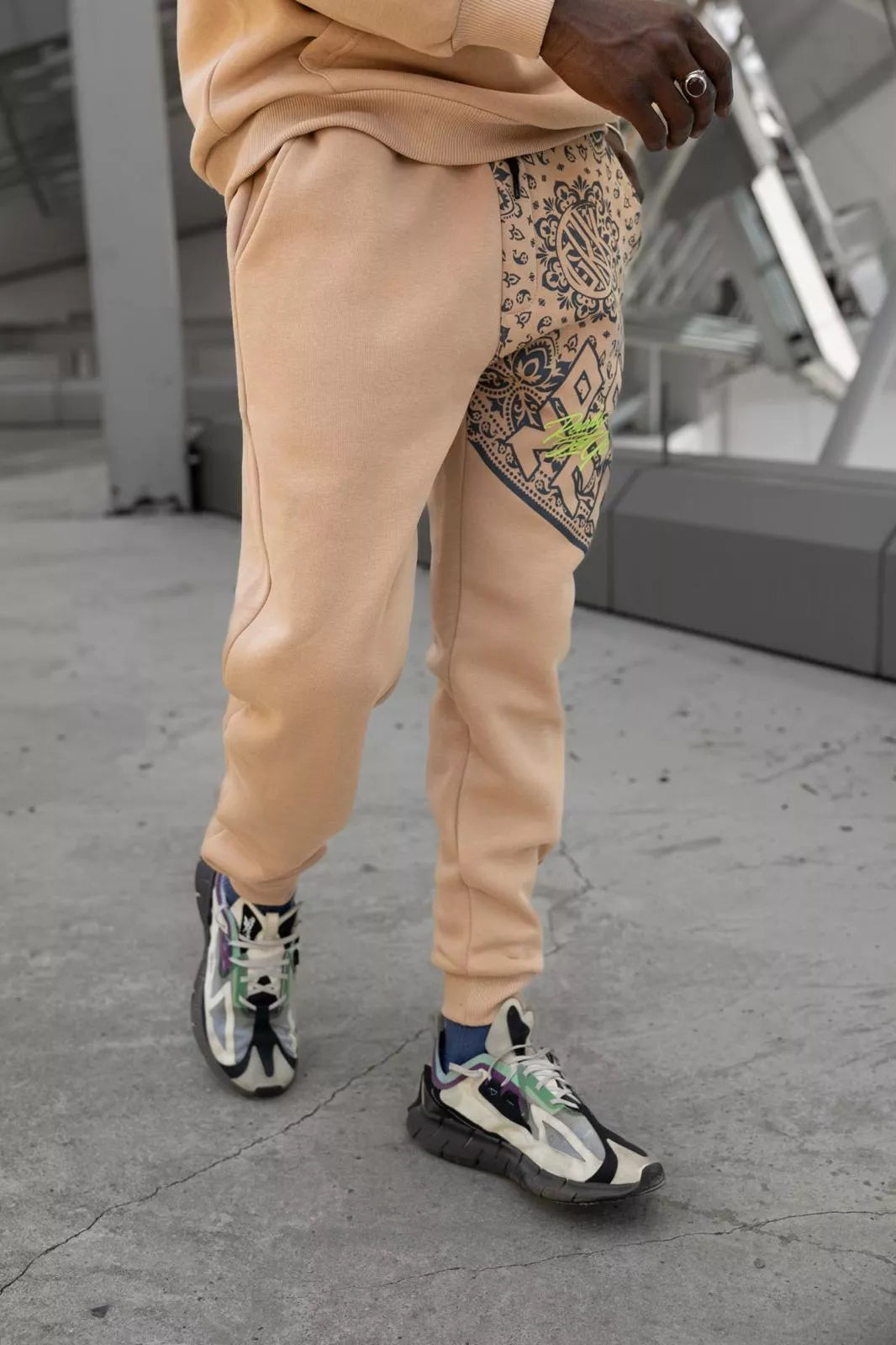 Bēšas ar melnām detaļām vīriešu sporta bikses Soly