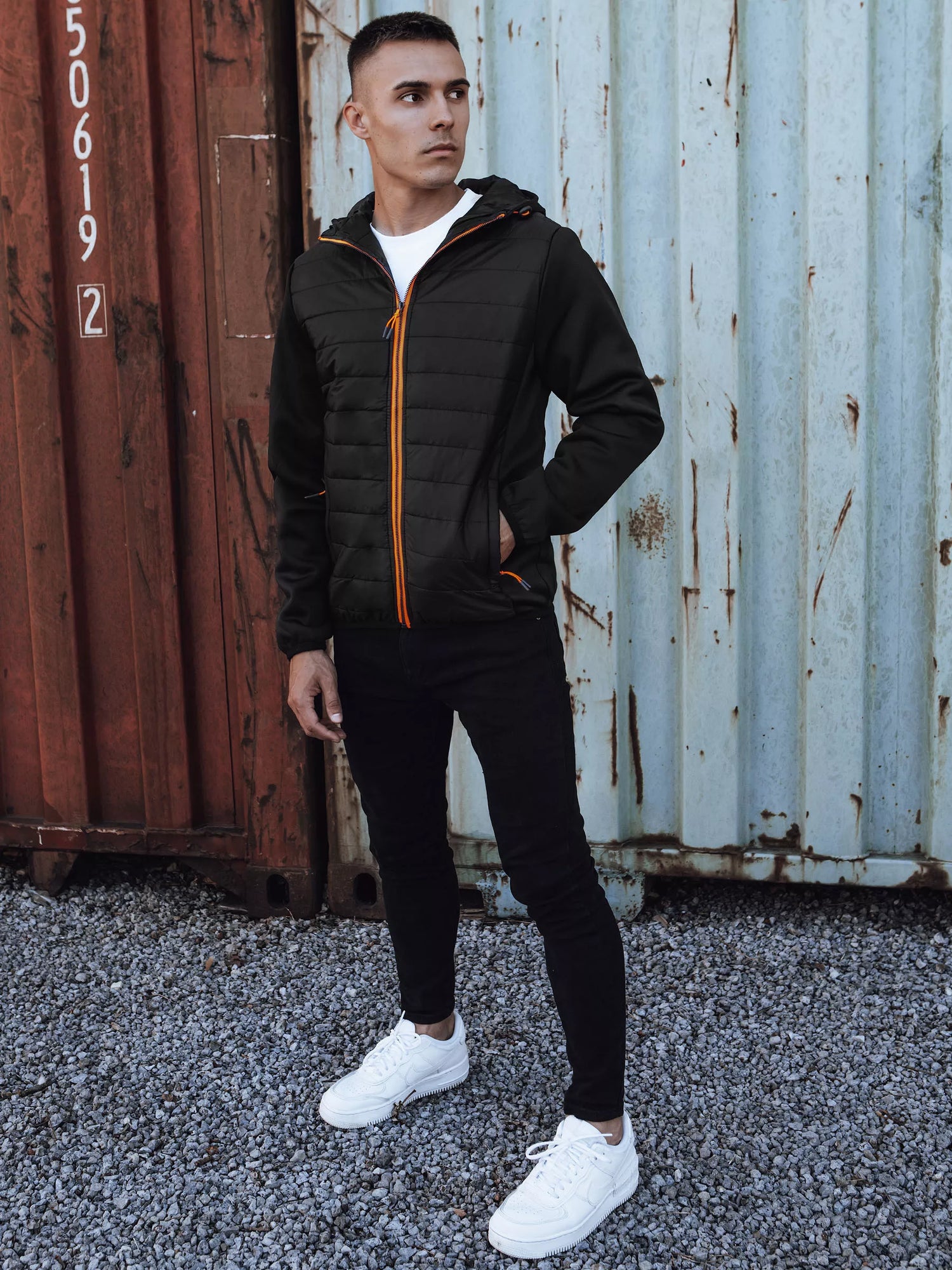 Vīriešu melna jaka ar oranžām detaļām Lucas