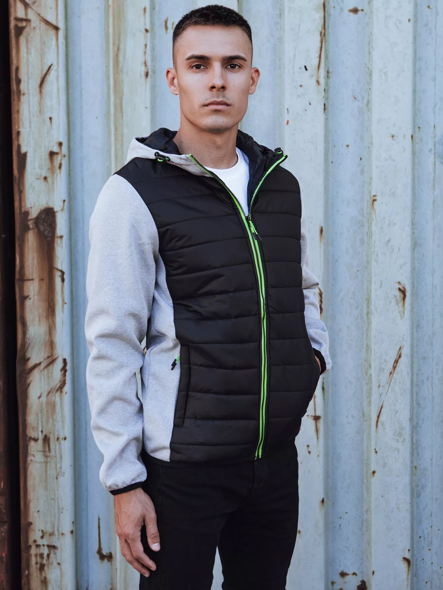 Vīriešu pelēka jaka ar zaļām detaļām Lucas