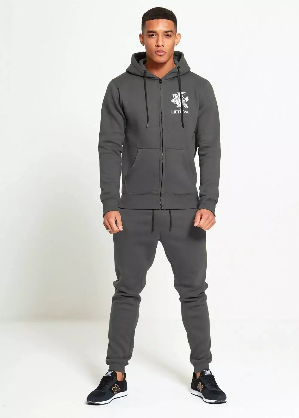 Vīriešu pelēks komplekts ar rāvējslēdzēju, Lietuva.