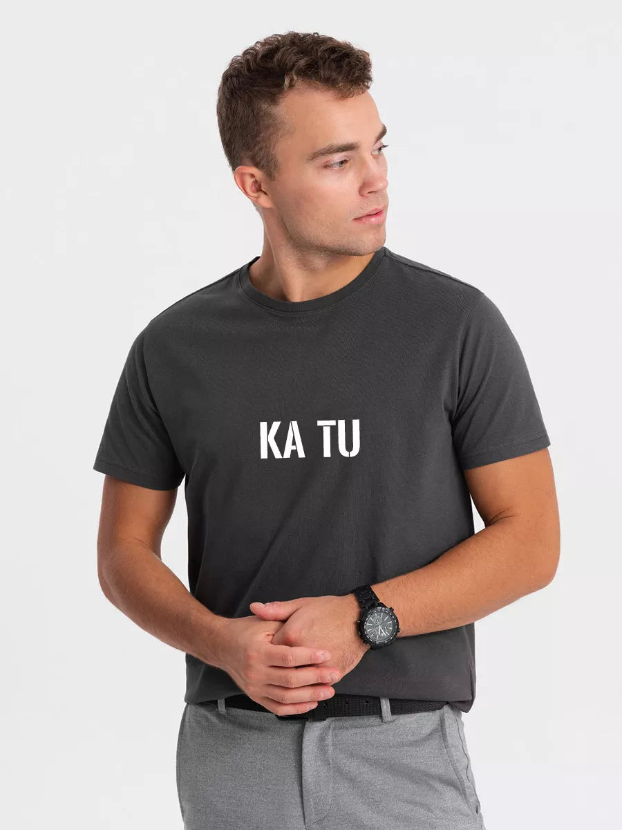 Vīriešu tumši pelēks T-krekls ar uzrakstu "KAS TU ESI"